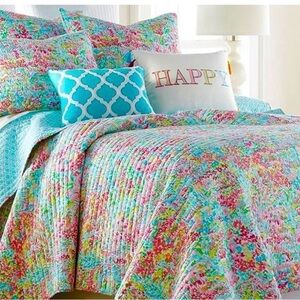 $189 Lilly Pulitzer INSPIRED Vibrant Floral Quilt 
Full/Queen